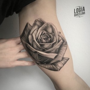 tatuaje_brazo_rosa_Logia_Barcelona_Pablo_Munilla    